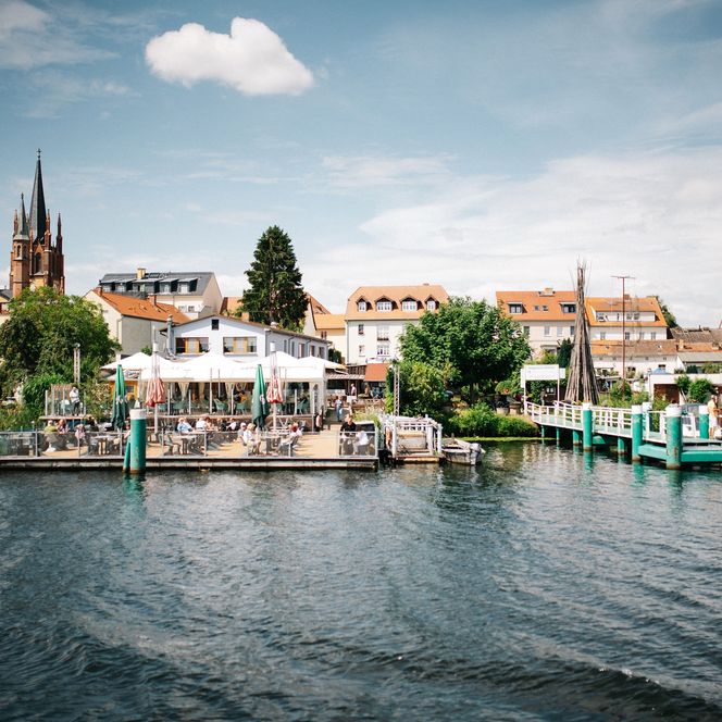 Blick von der Havel aus auf die Terrasse vom Restaurant Ariell in Werder (Havel)