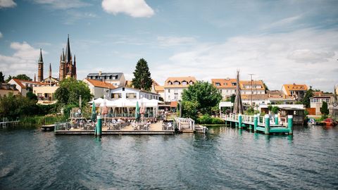 Blick von der Havel aus auf die Terrasse vom Restaurant Ariell in Werder (Havel)