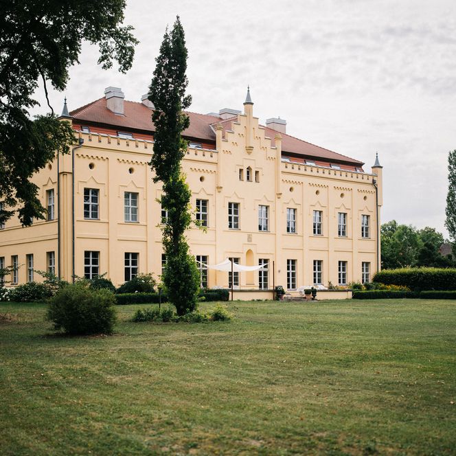 Schlosspark und Blick aufs Schloss Nennhausen