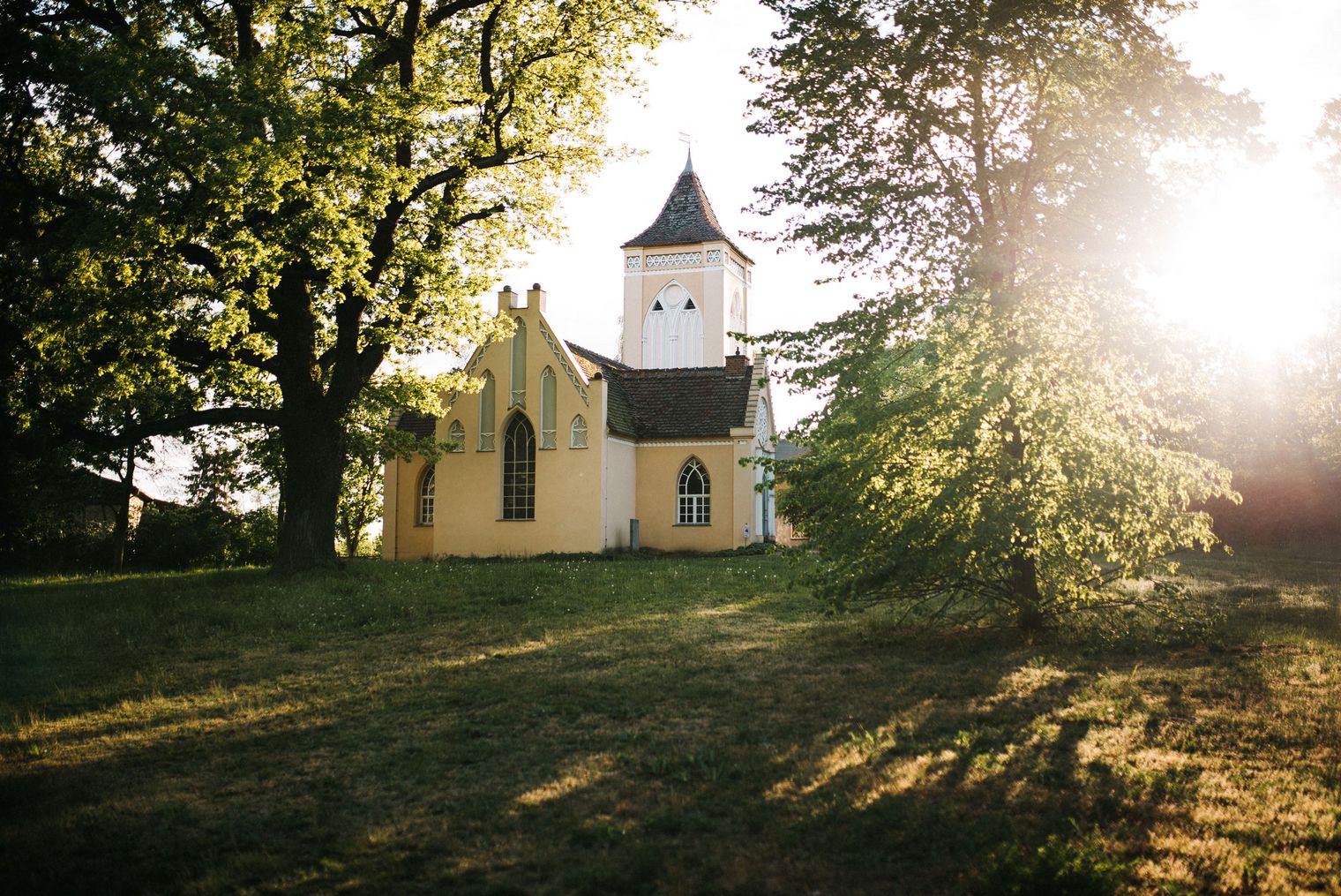Kirche Paretz im Frühling bei Gegenlicht