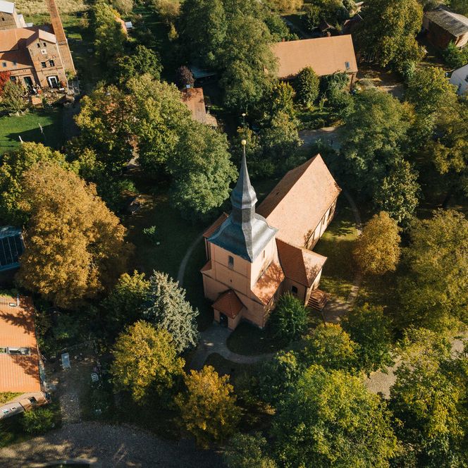 Luftaufnahme von der Kirche in Ribbeck im Herbst