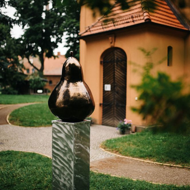 Birnenskulptur vor der Kirche in Ribbeck