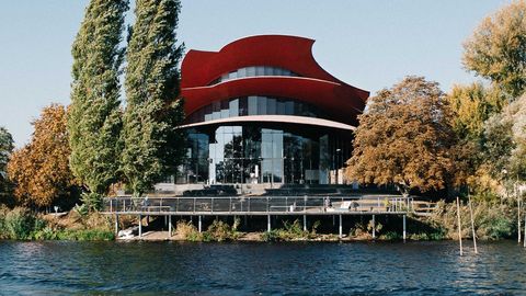 Blick von der Havel zum Hans Otto Theater in Potsdam