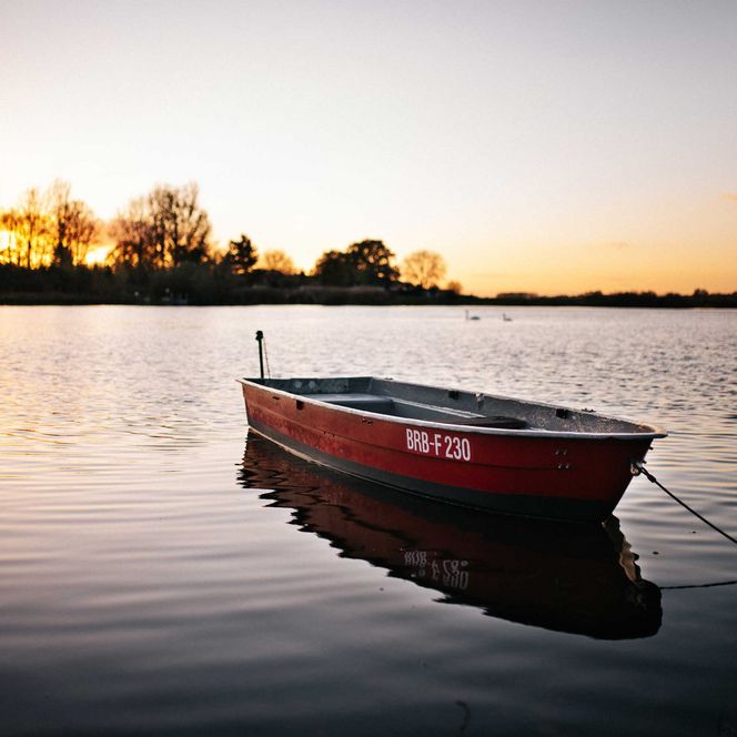 Ruderbootboot ankert in der Abenddämmerung im Naturpark Westhavelland