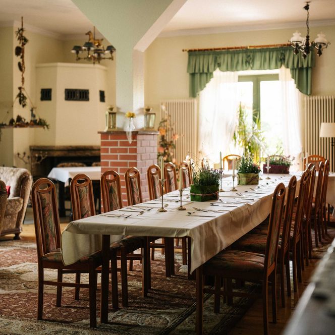 Festliche Tafel im Kaminzimmer der Waldschule Pausin
