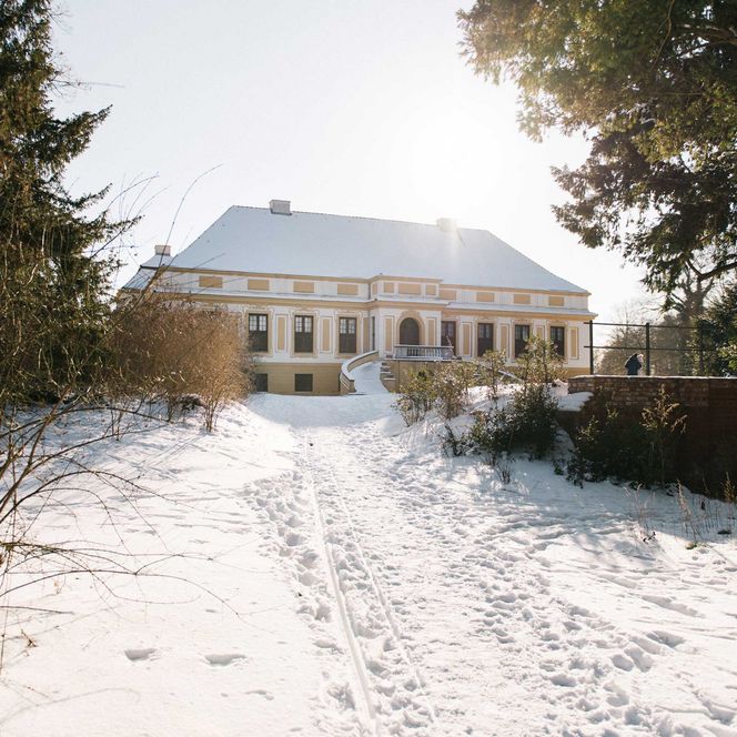 Schnee am Schloss Caputh am Schwielowsee im Winter