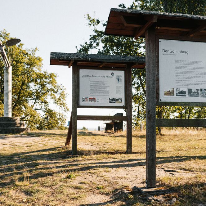 Hinweistafeln an der Windharfe auf dem Gollenberg in Stölln
