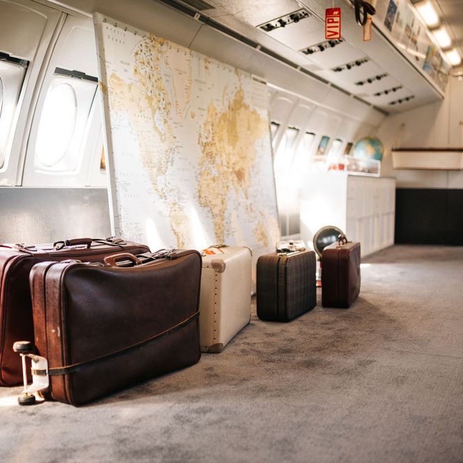 Koffer als Ausstellungsstücke Flugzeug IL 62 "Lady Agnes"