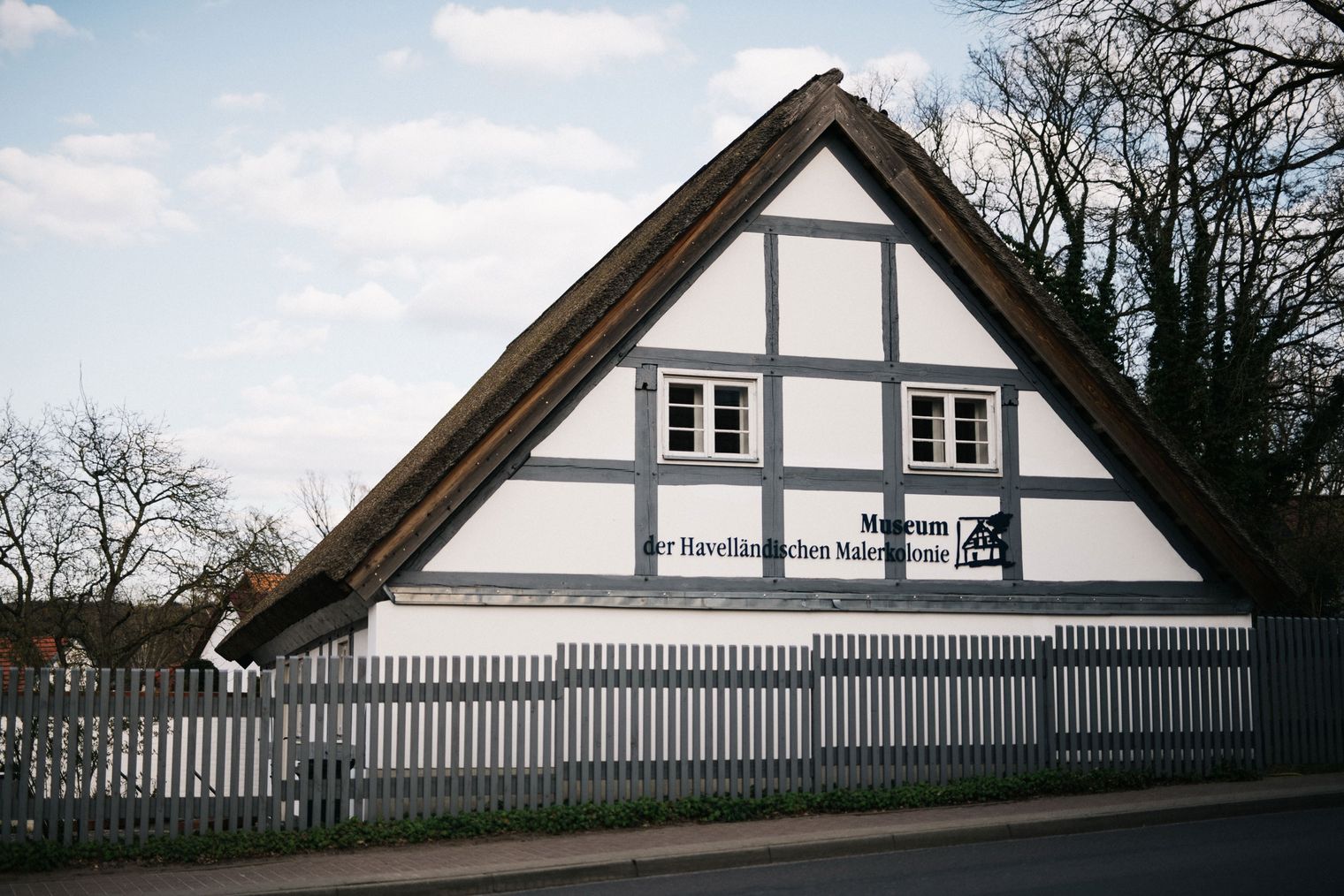 Giebel vom Fachwerkhaus der Havelländischen Malerkolonie in Ferch