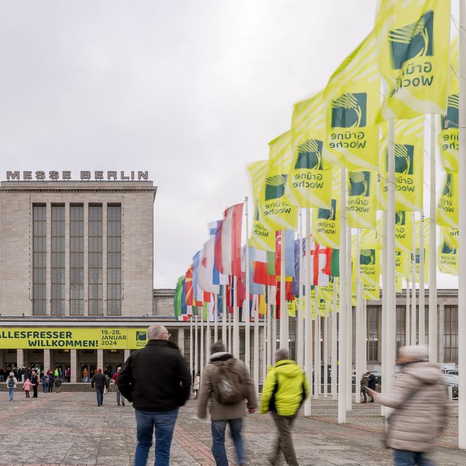 Messegelände mit Fahnen zur Grünen Woche