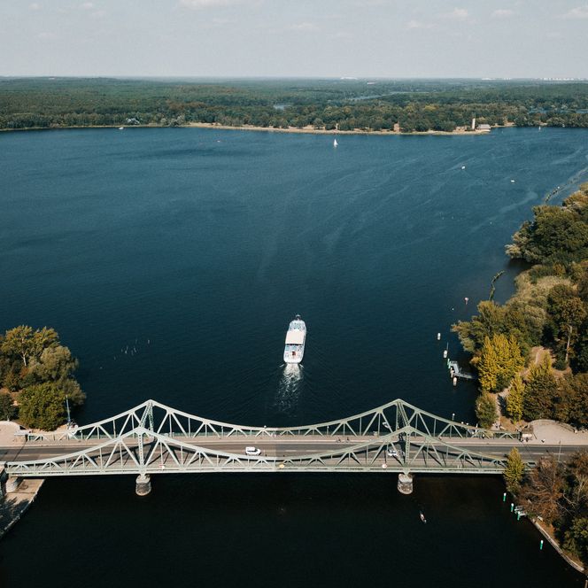 Luftaufnahme von der Glienicker Brücke in Steglitz-Zehlendorf