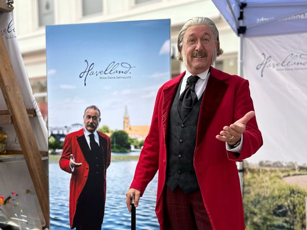 Hank Teufer als Fontane 2.0 auf dem Brandenburgtag Finsterwalde 2023 Hank Teufer als Fontane 2.0 auf dem Brandenburgtag Finsterwalde 2023