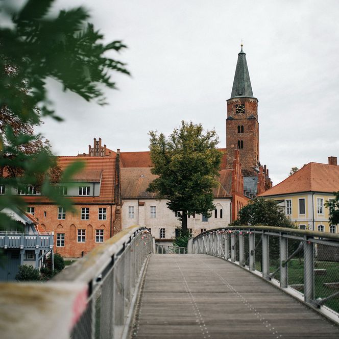 Fußgängerbrücke mit Blick auf den Dom St. Peter und Paul in Brandenburg an der Havel