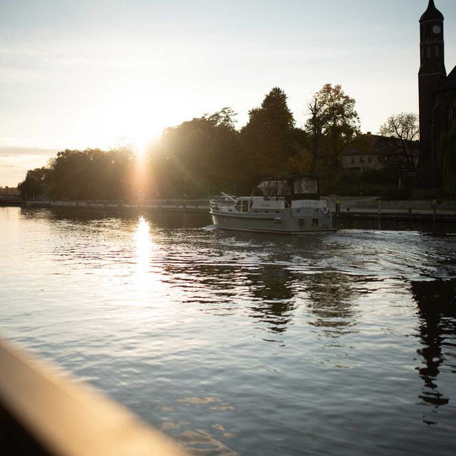 Skyline mit Boot bei Sonnenuntergang in Brandenburg an der Havel
