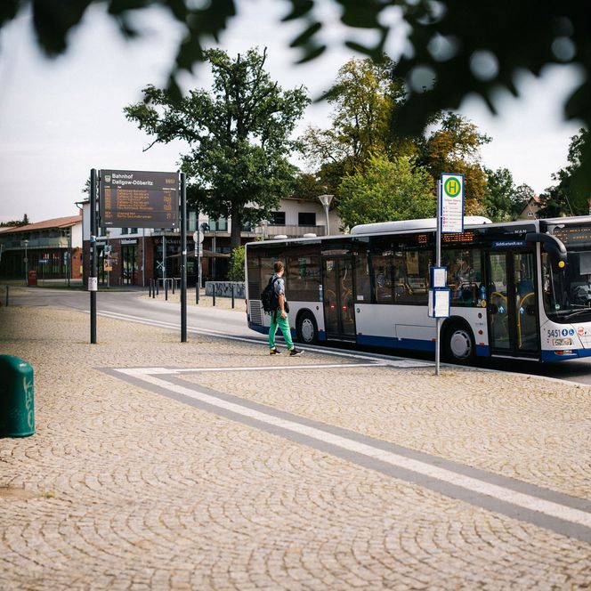 Bus steht am Bahnhof in Dallgow-Döberitz