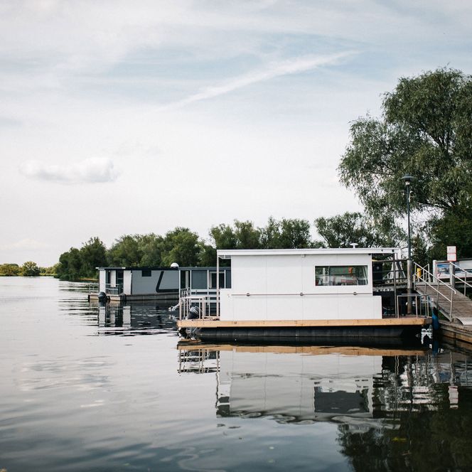 Hausboot am Steg vom Gasthof Milow