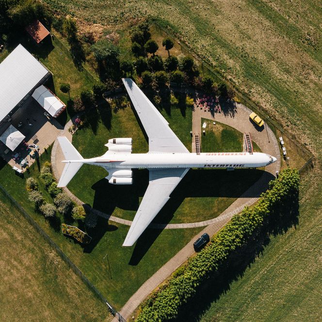senkrechte Luftaufnahme vom Flugzeug IL 62 "Lady Agnes" 