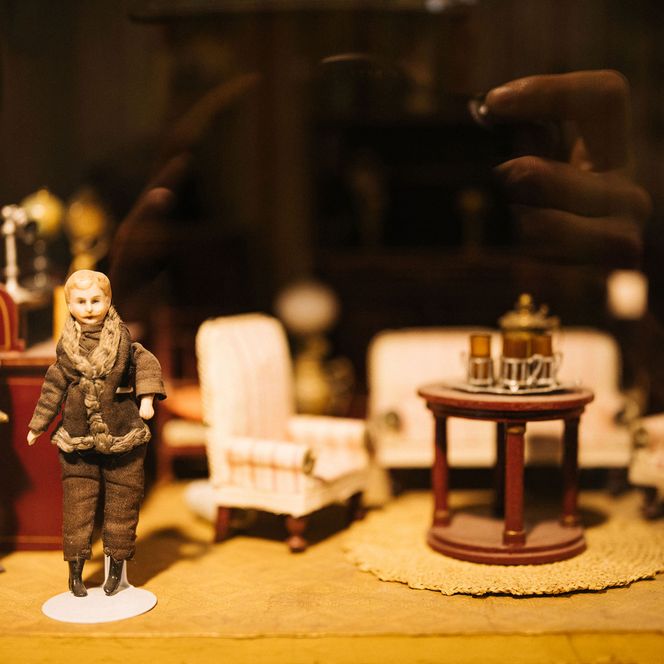 Puppenstube mit Figuren im Spielzeugmuseum Klessen