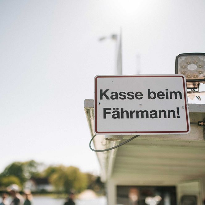 Schild Kasse beim Fährmann auf der Fähre in Pritzerbe