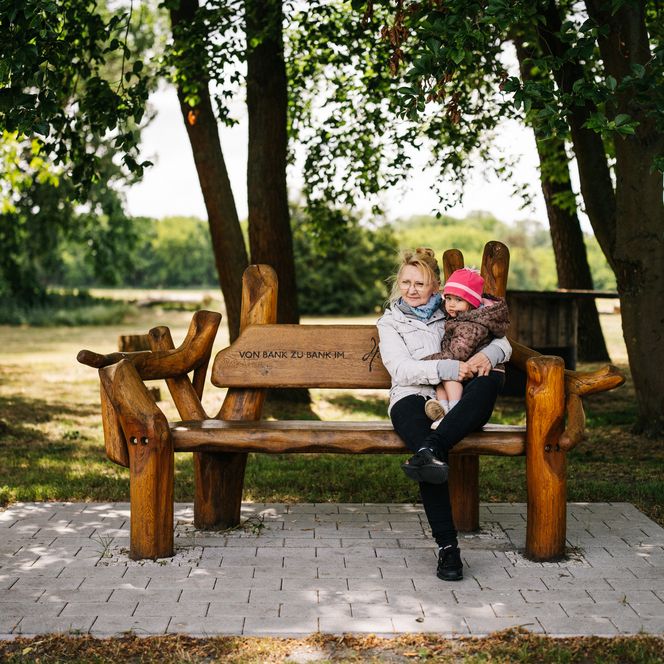 Großmutter mit Enkelin auf der Bank in Ebereschenhof