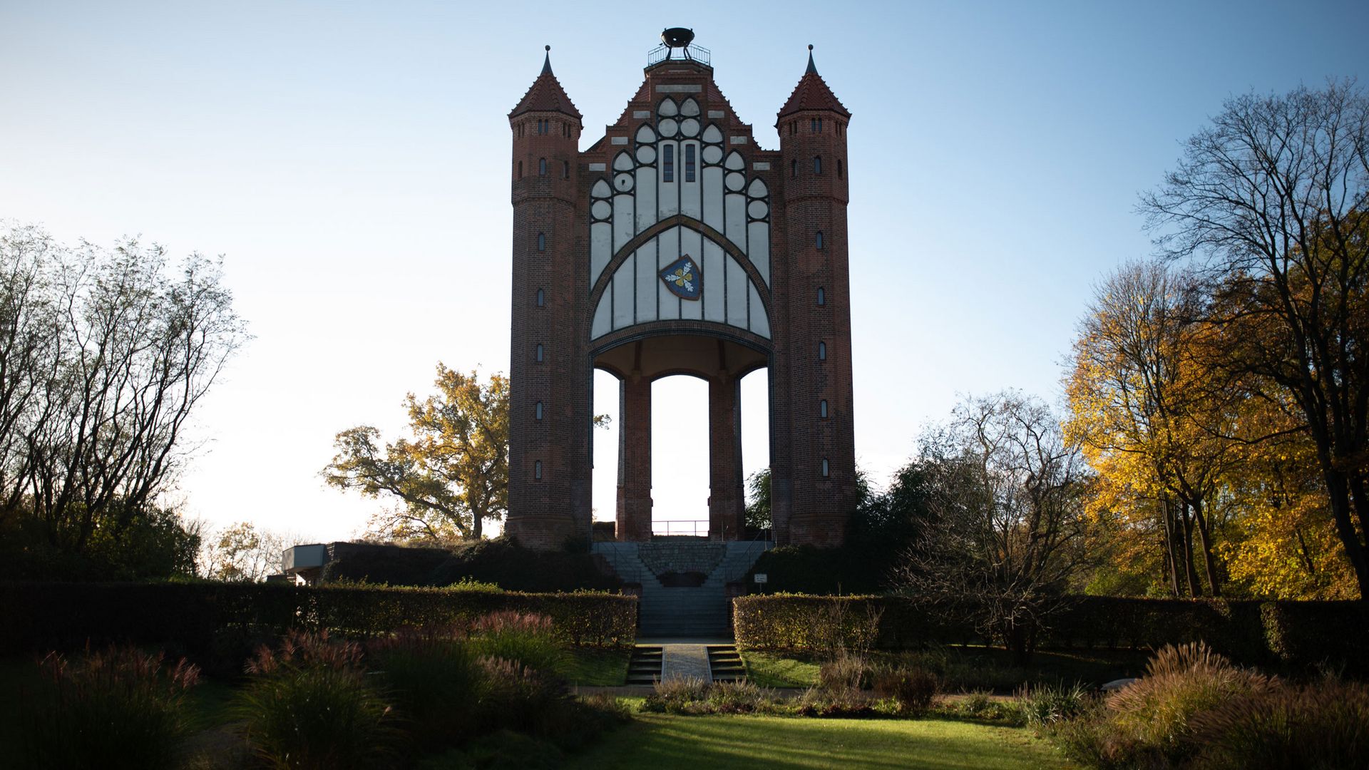 Bismarckturm in der Dämmerung auf dem Weinberg in Rathenow 