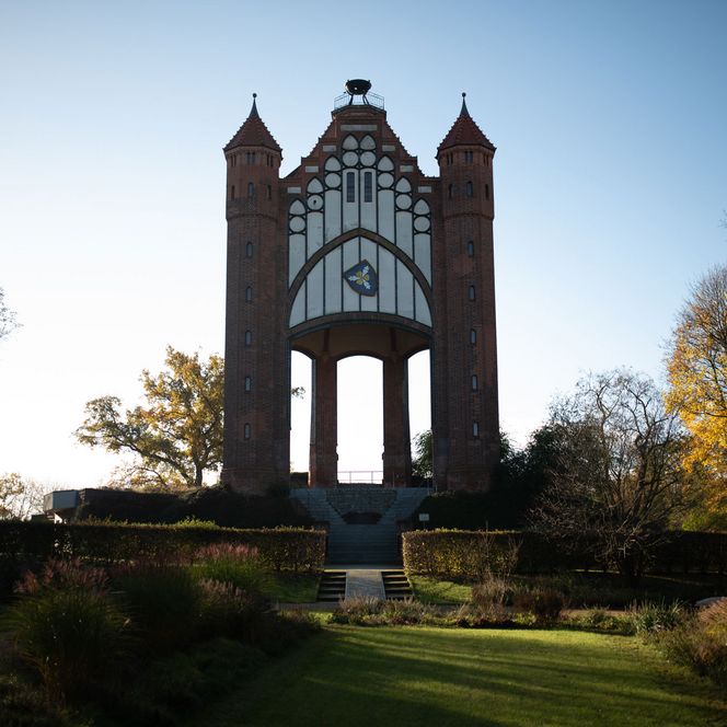 Bismarckturm in der Dämmerung auf dem Weinberg in Rathenow 